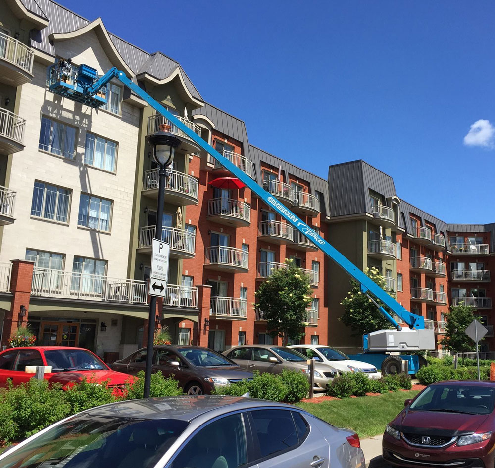 Chariot élévateur devant une fenêtre de résidence